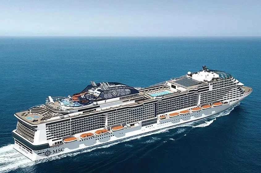 MSC Meraviglia cruiseschip vaart door blauwe zee onder heldere hemel
