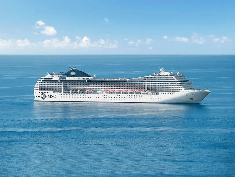 MSC Poesia cruise-schip op open zee met heldere blauwe horizon en lichte bewolking