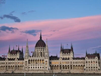 Hongaarse Parlement aan de Donau in Budapest bij zonsondergang met verlichte ramen