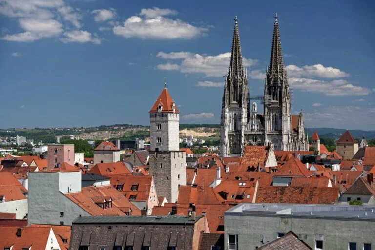 Stadsgezicht van Regensburg met de torens van de Dom aan de Donau