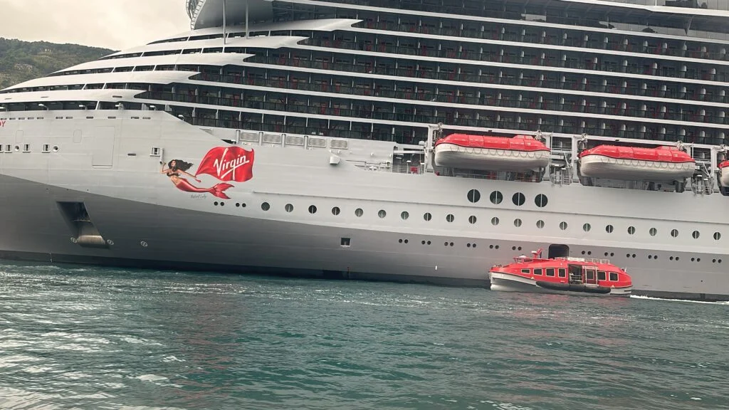 Tenderboot naast een cruiseschip