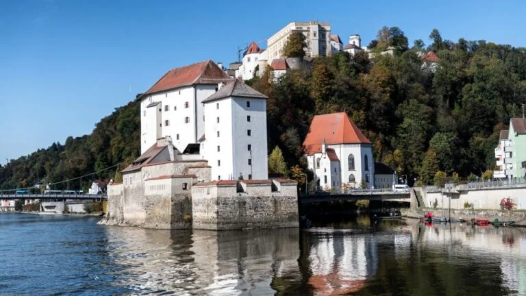 Kasteel aan de oever van de rivier in Passau