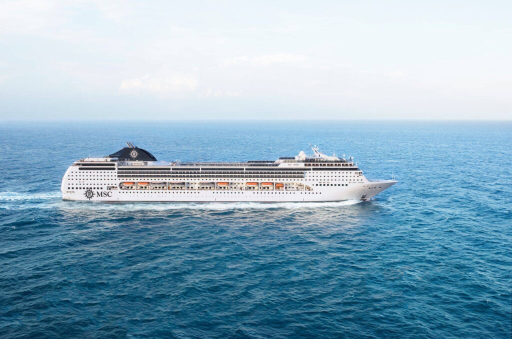 MSC Opera cruiseschip vaart op open zee onder blauwe hemel