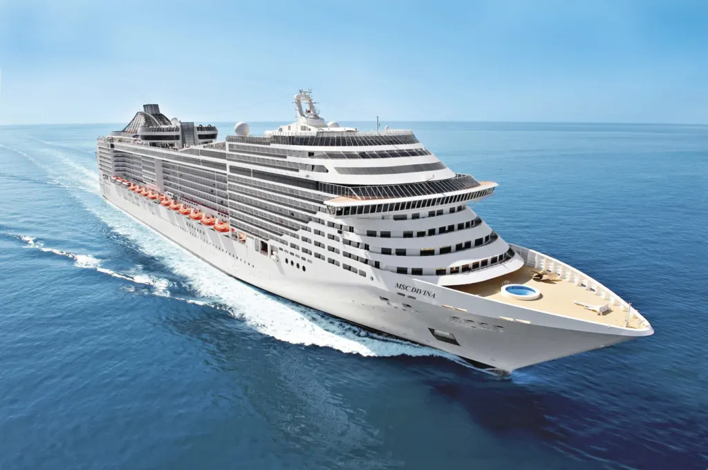 MSC Divina cruiseschip op zee met blauwe oceaan en heldere hemel