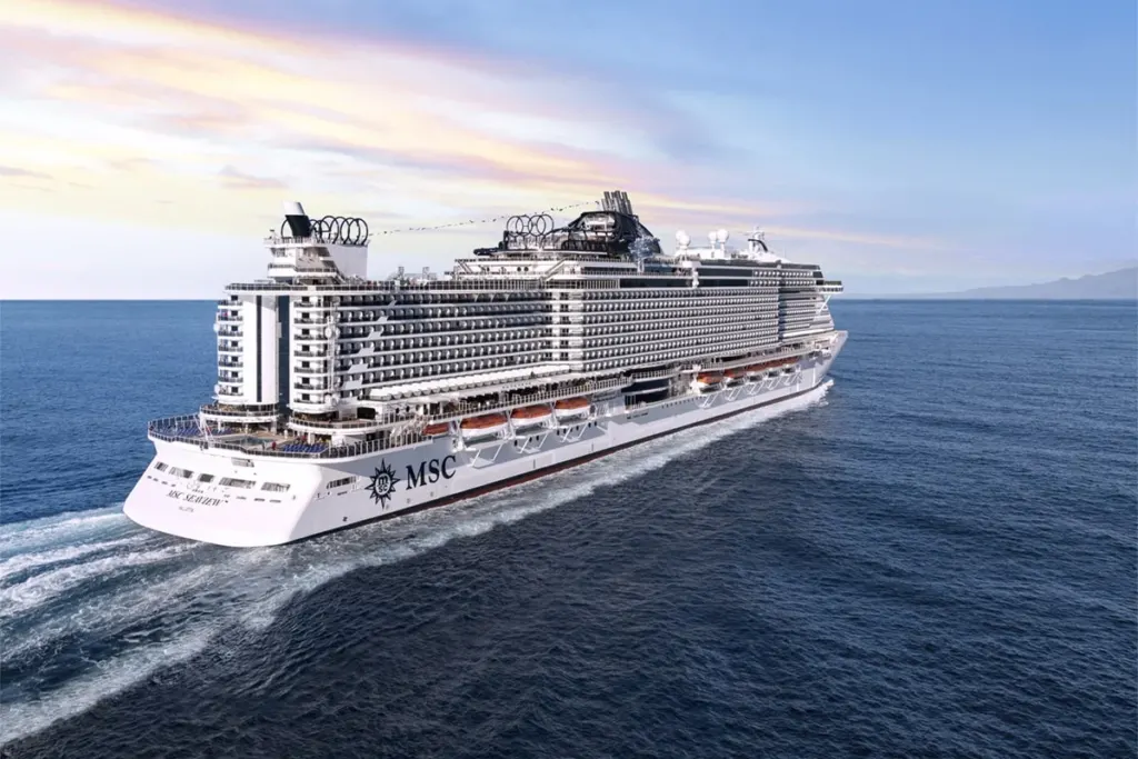 MSC Seaview cruiseschip vaart op open zee met bergen op achtergrond