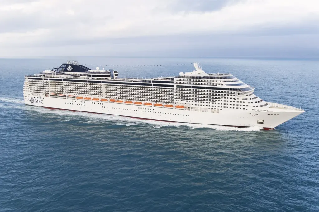 MSC Preziosa cruiseschip vaart op open zee met wolkenlucht