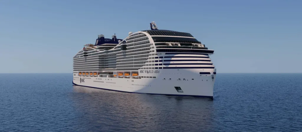 MSC World Asia cruiseschip op open zee met wit en donkerblauw design