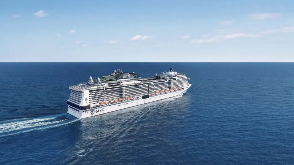 MSC Grandiosa cruiseschip op zee met blauwe lucht en kalm water