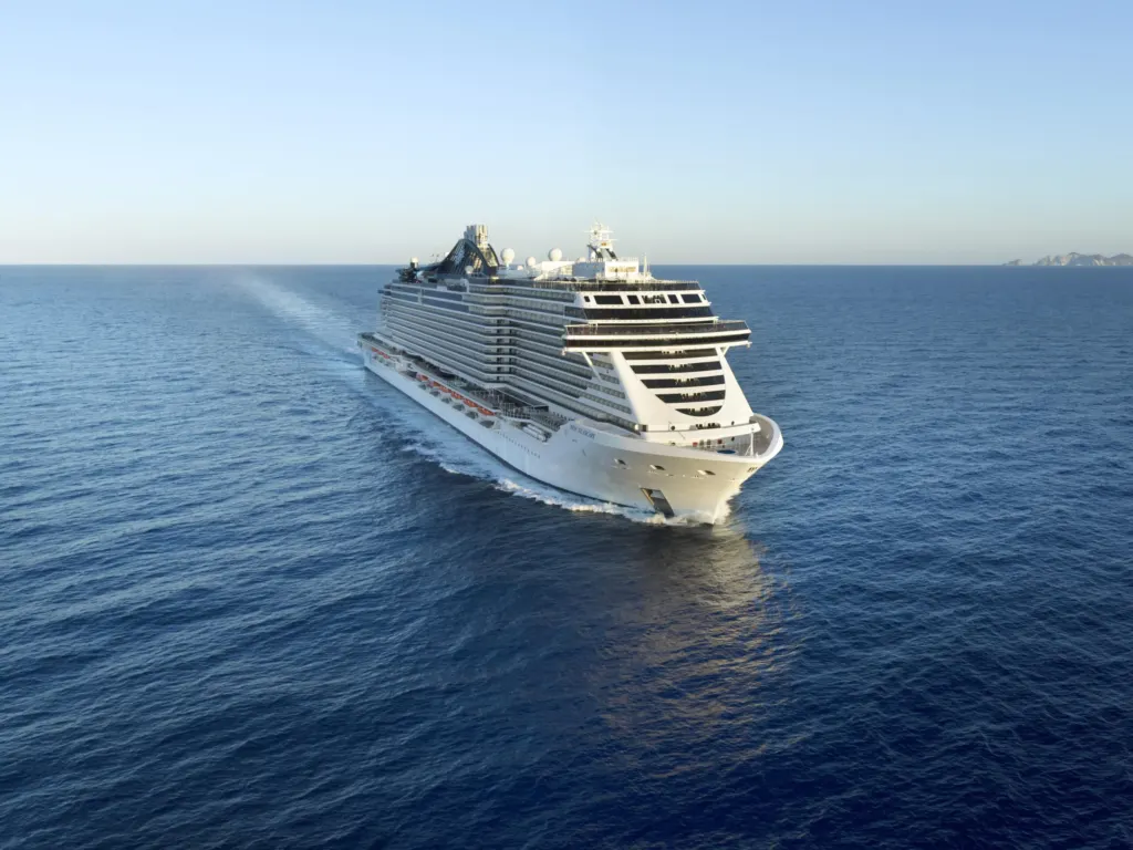 MSC Seashore cruiseschip op open zee met uitlaatgassen zichtbaar